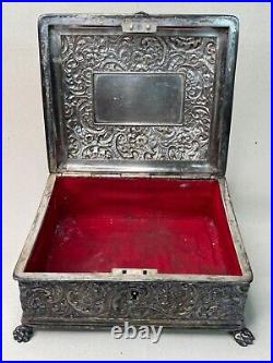 19th Century Meriden Wilcox Gilt Silver Plate Humidor with Bronze Hunting Dogs 19th Century Meriden Wilcox Gilt Silver Plate Humidor with Bronze Hunting Dogs