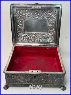 19th Century Meriden Wilcox Gilt Silver Plate Humidor with Bronze Hunting Dogs 19th Century Meriden Wilcox Gilt Silver Plate Humidor with Bronze Hunting Dogs