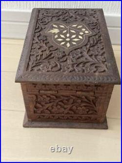 ANTIQUE HUMIDOR Wooden cigarette case with beautiful delicate carvings