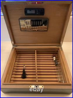 Black lacquer Lockable humidor Black lacquer Lockable humidor