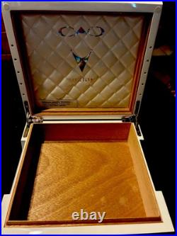 CAO Vision Cigar Box Humidor Blue LED Lighting White Piano Gloss Finish MINT CAO Vision Cigar Box Humidor Blue LED Lighting White Piano Gloss Finish MINT